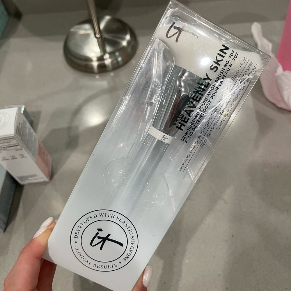 New Heavenly Skin Foundation Brush 707